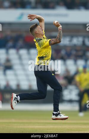 CHESTER LE STREET, IK. JUN 24. Brydon Carse of Durham bowls während des Vitality T20 Blast-Spiels zwischen Durham County Cricket Club und Nottinghamshire am Freitag, dem 24.. Juni 2022 im Seat Unique Riverside, Chester le Street. (Kredit: Will Matthews | MI News) Kredit: MI News & Sport /Alamy Live News Stockfoto