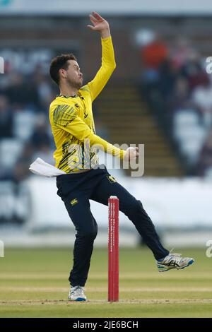 CHESTER LE STREET, IK. JUN 24. Nathan Sowter von Durham bowelt während des Vitality T20 Blast-Spiels zwischen dem Durham County Cricket Club und Nottinghamshire am Freitag, dem 24.. Juni 2022 im Seat Unique Riverside, Chester le Street. (Kredit: Will Matthews | MI News) Kredit: MI News & Sport /Alamy Live News Stockfoto