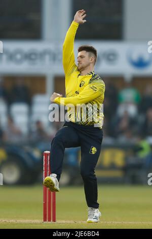 CHESTER LE STREET, IK. JUN 24. Liam Trevaskis von Durham bowelt während des Vitality T20 Blast-Spiels zwischen dem Durham County Cricket Club und Nottinghamshire am Freitag, dem 24.. Juni 2022 im Seat Unique Riverside, Chester le Street. (Kredit: Will Matthews | MI News) Kredit: MI News & Sport /Alamy Live News Stockfoto