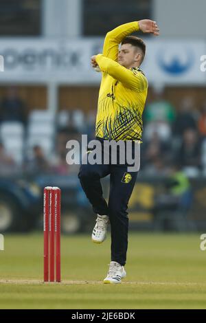 CHESTER LE STREET, IK. JUN 24. Liam Trevaskis von Durham bowelt während des Vitality T20 Blast-Spiels zwischen dem Durham County Cricket Club und Nottinghamshire am Freitag, dem 24.. Juni 2022 im Seat Unique Riverside, Chester le Street. (Kredit: Will Matthews | MI News) Kredit: MI News & Sport /Alamy Live News Stockfoto