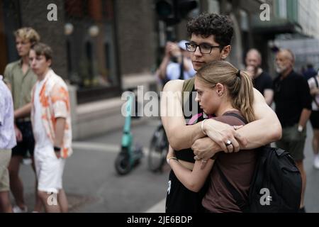 Oslo, Norwegen. 25.. Juni 2022. Am Samstag, den 25. Juni 2022, reagieren Menschen, die Blumen am Drehort im Zentrum von Oslo, Norwegen, legen. Ein Schütze eröffnete am frühen Samstag das Feuer in Oslos Nachtleben, tötete zwei Menschen und hinterließ mehr als 20 Verletzte in dem, was der norwegische Sicherheitsdienst während des jährlichen Pride-Festivals der Hauptstadt als „islamistischen Terrorakt“ bezeichnete. Foto: Björn Larsson Rosvall / TT / kod 9200 Quelle: TT News Agency/Alamy Live News Stockfoto