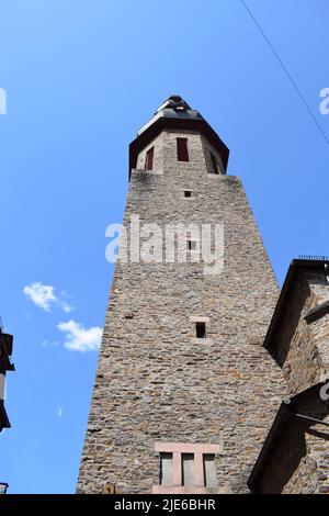 kirchturm am Marktplatz in Cochem Stockfoto
