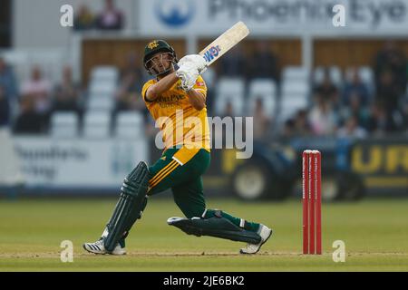 CHESTER LE STREET, IK. JUN 24. Steven Mullaney von Notts Outlaws Fledermäuse während der Vitality T20 Blast Spiel zwischen Durham County Cricket Club und Nottinghamshire im Seat Unique Riverside, Chester le Street am Freitag 24. Juni 2022. (Kredit: Will Matthews | MI News) Kredit: MI News & Sport /Alamy Live News Stockfoto