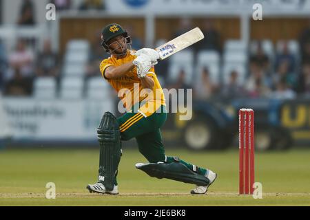 CHESTER LE STREET, IK. JUN 24. Steven Mullaney von Notts Outlaws Fledermäuse während der Vitality T20 Blast Spiel zwischen Durham County Cricket Club und Nottinghamshire im Seat Unique Riverside, Chester le Street am Freitag 24. Juni 2022. (Kredit: Will Matthews | MI News) Kredit: MI News & Sport /Alamy Live News Stockfoto