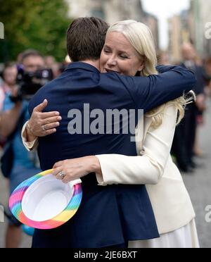 Oslo, Norwegen. 25.. Juni 2022. Kronprinzessin Mette-Marit von Norwegen besucht am Samstag, den 25. Juni 2022, den Schauplatz einer Schießerei im Zentrum von Oslo, Norwegen. Ein Schütze eröffnete am frühen Samstag das Feuer in Oslos Nachtleben, tötete zwei Menschen und hinterließ mehr als 20 Verletzte in dem, was der norwegische Sicherheitsdienst während des jährlichen Pride-Festivals der Hauptstadt als „islamistischen Terrorakt“ bezeichnete. Foto: Björn Larsson Rosvall / TT / kod 9200 Quelle: TT News Agency/Alamy Live News Stockfoto