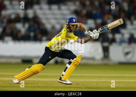 CHESTER LE STREET, IK. JUN 24. Brydon Carse of Durham Fledermäuse während der Vitality T20 Blast Spiel zwischen Durham County Cricket Club und Nottinghamshire im Seat Unique Riverside, Chester le Street am Freitag 24. Juni 2022. (Kredit: Will Matthews | MI News) Kredit: MI News & Sport /Alamy Live News Stockfoto