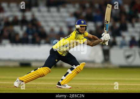 CHESTER LE STREET, IK. JUN 24. Brydon Carse of Durham Fledermäuse während der Vitality T20 Blast Spiel zwischen Durham County Cricket Club und Nottinghamshire im Seat Unique Riverside, Chester le Street am Freitag 24. Juni 2022. (Kredit: Will Matthews | MI News) Kredit: MI News & Sport /Alamy Live News Stockfoto