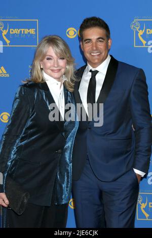 24. Juni 2022, Pasadena, CA, USA: LOS ANGELES - 24. JUNI: Deidre Hall, Galen Gering bei den Daytime Emmys Awards 49. im Pasadena Convention Center am 24. Juni 2022 in Pasadena, CA (Foto: © Kay Blake/ZUMA Press Wire) Stockfoto