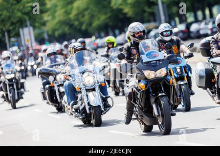 Hannover, Deutschland. 25.. Juni 2022. Mitglieder des Motorradclubs 'Red Knights' (International Firefighters Motorcycle Club) fahren ihre Motorräder im Konvoi in der Innenstadt von Hannover. Zum Tag der deutschen Feuerwehrleute 29. findet ein Treffen mit historischen Feuerwehrfahrzeugen und Motorradfahrer-Feuerwehrleuten „Red Knights“ statt. Kredit: Michael Matthey/dpa/Alamy Live Nachrichten Stockfoto