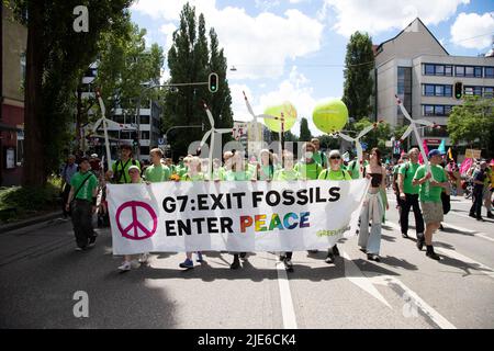 München, Deutschland. 25.. Juni 2022. Am 25. Juni nahmen 2022 7000 Menschen an der Anti-G7-Demo in München Teil, um gegen Artensterben, soziale Ungleichheit und die Klimakrise zu protestieren. (Foto: Alexander Pohl/Sipa USA) Quelle: SIPA USA/Alamy Live News Stockfoto