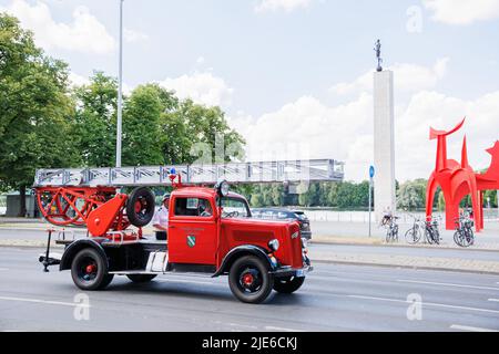 Hannover, Deutschland. 25.. Juni 2022. Ein historischer Feuerwehrmotor fährt zum Tag der deutschen Feuerwehrleute 29. am Maschsee in der Innenstadt von Hannover vorbei. Kredit: Michael Matthey/dpa/Alamy Live Nachrichten Stockfoto