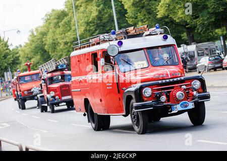 Hannover, Deutschland. 25.. Juni 2022. Verschiedene historische Feuerwehrfahrzeuge fahren in einem Konvoi in der Innenstadt von Hannover zum Tag der Deutschen Feuerwehr 29.. Kredit: Michael Matthey/dpa/Alamy Live Nachrichten Stockfoto