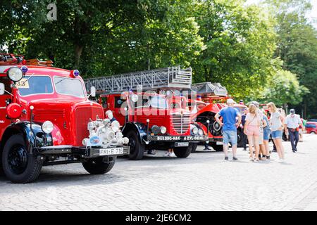 Hannover, Deutschland. 25.. Juni 2022. Auf dem Trammplatz in der Innenstadt Hannovers stehen verschiedene historische Feuerwehrfahrzeuge für Besucher zum Tag der deutschen Feuerwehrleute 29.. Kredit: Michael Matthey/dpa/Alamy Live Nachrichten Stockfoto