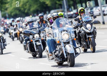 Hannover, Deutschland. 25.. Juni 2022. Mitglieder des Motorradclubs 'Red Knights' (International Firefighters Motorcycle Club) fahren ihre Motorräder im Konvoi in der Innenstadt von Hannover. Zum Tag der deutschen Feuerwehrleute 29. findet ein Treffen mit historischen Feuerwehrfahrzeugen und Motorradfahrer-Feuerwehrleuten „Red Knights“ statt. Kredit: Michael Matthey/dpa/Alamy Live Nachrichten Stockfoto