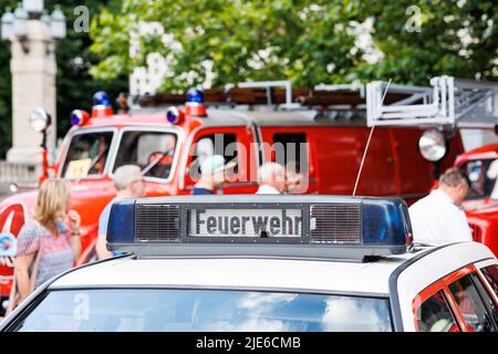 Hannover, Deutschland. 25.. Juni 2022. Auf dem Trammplatz in der Innenstadt Hannovers stehen verschiedene historische Feuerwehrfahrzeuge für Besucher zum Tag der deutschen Feuerwehrleute 29.. Kredit: Michael Matthey/dpa/Alamy Live Nachrichten Stockfoto