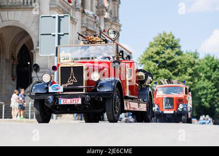 Hannover, Deutschland. 25.. Juni 2022. Zum Tag der Deutschen Feuerwehr 29. stehen vor dem Neuen Rathaus am Trammplatz in der Innenstadt Hannovers verschiedene historische Feuerwehrfahrzeuge. Kredit: Michael Matthey/dpa/Alamy Live Nachrichten Stockfoto