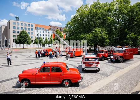 Hannover, Deutschland. 25.. Juni 2022. Auf dem Trammplatz in der Innenstadt Hannovers stehen verschiedene historische Feuerwehrfahrzeuge für Besucher zum Tag der deutschen Feuerwehrleute 29.. Kredit: Michael Matthey/dpa/Alamy Live Nachrichten Stockfoto