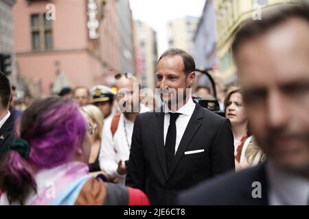 Oslo, Norwegen. 25.. Juni 2022. Kronprinz Haakon von Norwegen besucht am Samstag, den 25. Juni 2022, die Drehort im Zentrum von Oslo, Norwegen. Ein Schütze eröffnete am frühen Samstag das Feuer in Oslos Nachtleben, tötete zwei Menschen und hinterließ mehr als 20 Verletzte in dem, was der norwegische Sicherheitsdienst während des jährlichen Pride-Festivals der Hauptstadt als „islamistischen Terrorakt“ bezeichnete. Foto: Björn Larsson Rosvall / TT / kod 9200 Quelle: TT News Agency/Alamy Live News Stockfoto