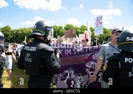 München, Deutschland. 25.. Juni 2022. Am 25. Juni nahmen 2022 7000 Menschen an der Anti-G7-Demo in München Teil, um gegen Artensterben, soziale Ungleichheit und die Klimakrise zu protestieren. (Foto: Alexander Pohl/Sipa USA) Quelle: SIPA USA/Alamy Live News Stockfoto