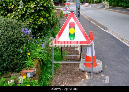 Ampelwarndreieck auf der Straße in Großbritannien Stockfoto