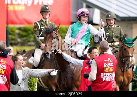 Der Jockey Colin Keane feiert das Dubaier Duty Free Irish Derby mit dem Pferd Westover am zweiten Tag des Dubai Duty Free Irish Derby Festivals auf der Curragh Racecourse in der Grafschaft Kildare, Irland. Bilddatum: Samstag, 25. Juni 2022. Stockfoto