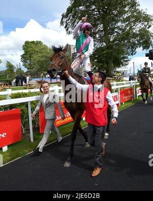 Der Jockey Colin Keane feiert das Dubaier Duty Free Irish Derby mit dem Pferd Westover am zweiten Tag des Dubai Duty Free Irish Derby Festivals auf der Curragh Racecourse in der Grafschaft Kildare, Irland. Bilddatum: Samstag, 25. Juni 2022. Stockfoto