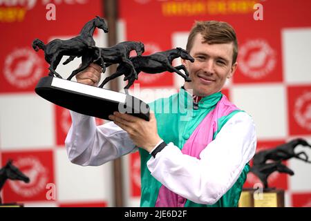 Der Jockey Colin Keane feiert die Trophäe, nachdem er das Dubai Duty Free Irish Derby mit dem Pferd Westover am zweiten Tag des Dubai Duty Free Irish Derby Festivals auf der Curragh Racecourse in der Grafschaft Kildare, Irland, gewonnen hat. Bilddatum: Samstag, 25. Juni 2022. Stockfoto