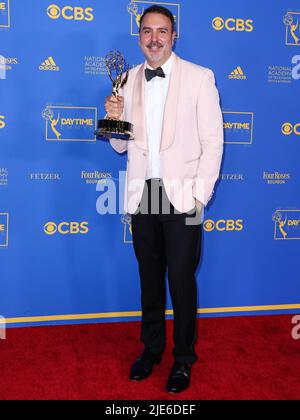 Pasadena, Usa. 24.. Juni 2022. PASADENA, LOS ANGELES, KALIFORNIEN, USA – 24. JUNI: Der amerikanische Drehbuchautor Ron Carlivati, Gewinner des „Outstanding Writing Team for a Drama Series Award“, posiert im Presseraum der Daytime Emmy Awards 49., die am 24. Juni 2022 im Pasadena Convention Center in Pasadena, Los Angeles, Kalifornien, USA, abgehalten wurden. (Foto von Xavier Collin/Image Press Agency) Quelle: Image Press Agency/Alamy Live News Stockfoto