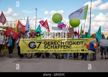 München, Deutschland. 25.. Juni 2022. Am 25. Juni nahmen 2022 7000 Menschen an der Anti-G7-Demo in München Teil, um gegen Artensterben, soziale Ungleichheit und die Klimakrise zu protestieren. (Foto: Alexander Pohl/Sipa USA) Quelle: SIPA USA/Alamy Live News Stockfoto