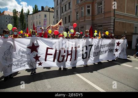 München, Deutschland. 25.. Juni 2022. Am 25. Juni nahmen 2022 7000 Menschen an der Anti-G7-Demo in München Teil, um gegen Artensterben, soziale Ungleichheit und die Klimakrise zu protestieren. (Foto: Alexander Pohl/Sipa USA) Quelle: SIPA USA/Alamy Live News Stockfoto
