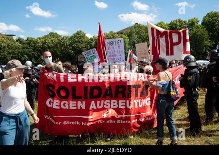 München, Deutschland. 25.. Juni 2022. Am 25. Juni nahmen 2022 7000 Menschen an der Anti-G7-Demo in München Teil, um gegen Artensterben, soziale Ungleichheit und die Klimakrise zu protestieren. (Foto: Alexander Pohl/Sipa USA) Quelle: SIPA USA/Alamy Live News Stockfoto