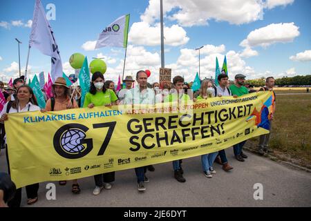 München, Deutschland. 25.. Juni 2022. Am 25. Juni nahmen 2022 7000 Menschen an der Anti-G7-Demo in München Teil, um gegen Artensterben, soziale Ungleichheit und die Klimakrise zu protestieren. (Foto: Alexander Pohl/Sipa USA) Quelle: SIPA USA/Alamy Live News Stockfoto