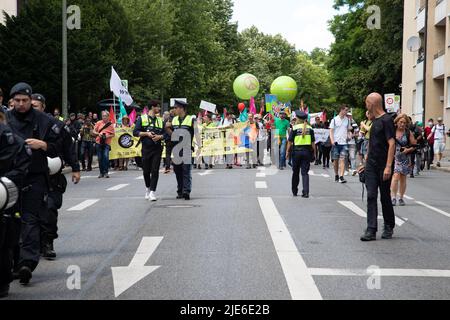 München, Deutschland. 25.. Juni 2022. Am 25. Juni nahmen 2022 7000 Menschen an der Anti-G7-Demo in München Teil, um gegen Artensterben, soziale Ungleichheit und die Klimakrise zu protestieren. (Foto: Alexander Pohl/Sipa USA) Quelle: SIPA USA/Alamy Live News Stockfoto