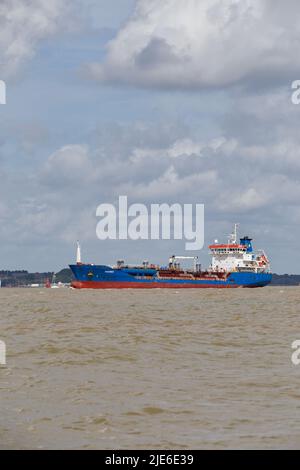 Der Tanker Pavino verlässt Harwich Haven auf dem Weg nach Rotterdam. Stockfoto