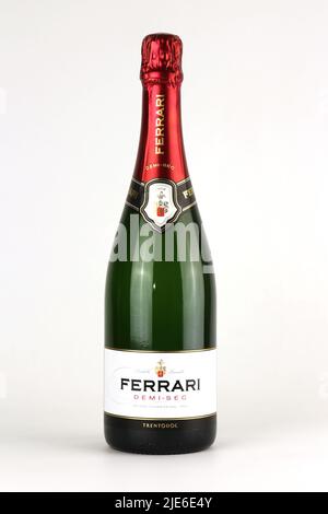Italien, Jahrgang 2022, Flasche Ferrari Demi-sec Spumante auf weißem Hintergrund, Studioaufnahme Stockfoto