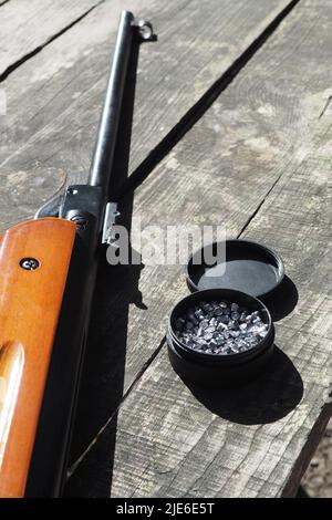 Munitionsmittel für pneumatische Langwaffen. Kugeln von Luftpistole in einer Box Stockfoto