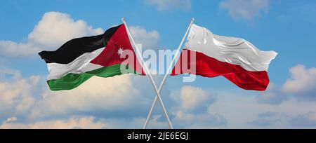 Zwei gekreuzte Fahnen Jordanien und Polen winken im Wind bei bewölktem Himmel. Konzept der Beziehung, des Dialogs, des Reisens zwischen zwei Ländern. 3D Abbildung Stockfoto