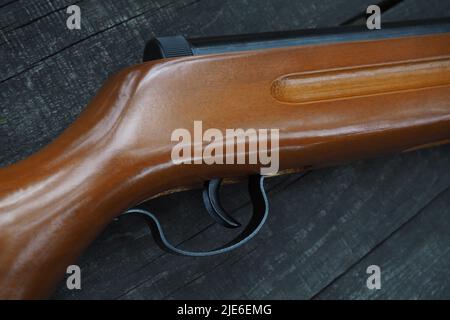Nahaufnahme des Auslösers der Waffe. Draufsicht auf eine Luftpistole. Das Konzept der Verwendung und des Schutzes von Luftgewehren Stockfoto