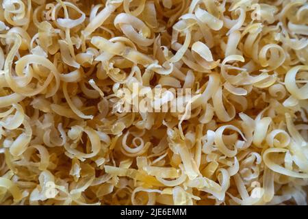 Seifenherstellung. Draufsicht Nahaufnahme von geriebener Seife auf kleinen Schabragen. Stockfoto