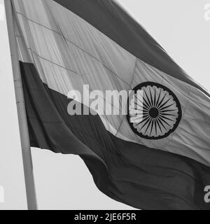 Die indische Flagge fliegt am Connaught Place mit Stolz am blauen Himmel, die indische Flagge flattert, die indische Flagge am Unabhängigkeitstag und der Tag der Republik Indien winkt Stockfoto