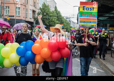 Berlin, Deutschland. 25.. Juni 2022. Die East Pride Demo fand am 25. Juni 2022 statt. Die Demonstranten hoben den queeren Widerstand von Menschen hervor, die in der Ukraine, in Belarus, Polen, Ungarn und Russland für Freiheit und Demokratie kämpfen. (Foto: Michael Kuenne/PRESSCOV/Sipa USA) Quelle: SIPA USA/Alamy Live News Stockfoto