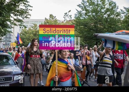 Berlin, Deutschland. 25.. Juni 2022. Die East Pride Demo fand am 25. Juni 2022 statt. Die Demonstranten hoben den queeren Widerstand von Menschen hervor, die in der Ukraine, in Belarus, Polen, Ungarn und Russland für Freiheit und Demokratie kämpfen. (Foto: Michael Kuenne/PRESSCOV/Sipa USA) Quelle: SIPA USA/Alamy Live News Stockfoto