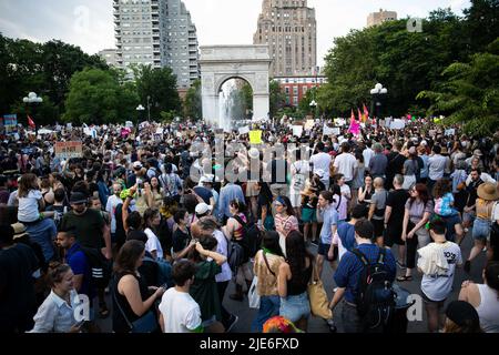 Tausende von Abtreibungsbefürwortern überfluteten am 24. Juni 2022 die Straßen von New York City, NY. Marschiert vom Washington Square Park zum Bryant Park, nachdem der Oberste Gerichtshof Roe V Wade durch ein Urteil gesteult hat. Demonstranten stürmten Fox News und riefen den Nachrichtenmediengiganten dazu auf, die Ansichten gegen Abtreibung zu fördern. Dutzende wurden verhaftet, nachdem sie die Avenue 6. und die Avenue 42. erreicht hatten, wo sie den Verkehr mehrmals hintereinander blockierten (Foto: Karla Coté/Sipa USA) Quelle: SIPA USA/Alamy Live News Stockfoto