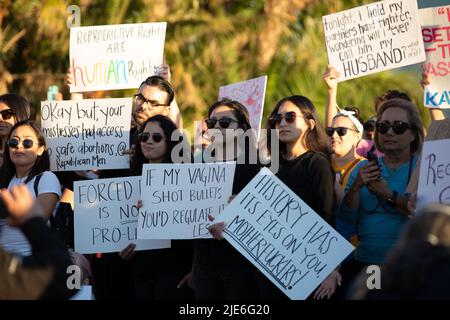 San Diego, USA. 24.. Juni 2022. Abtreibungsrechtler halten während einer Kundgebung vor dem San Diego County Administration Building Zeichen hoch, nachdem der Oberste Gerichtshof der Vereinigten Staaten Roe v. Wade am 24. Juni 2022 in San Diego, CA, gestolzen hatte (Foto von Kristian Carreon/Sipa USA) Quelle: SIPA USA/Alamy Live News Stockfoto