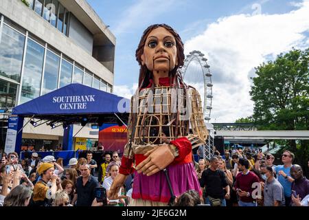 London, Großbritannien. 25. Juni 2022. Little Amal eine riesige, animierte Marionette, die ein junges syrisches Mädchen darstellt, das von ihrem Haus in Syrien gereist ist und das Bewusstsein für Flüchtlinge schärft, erscheint im Southbank Center in „The Walk: Dance with Amal“ im Rahmen der Refugee Week. Kredit: Stephen Chung / Alamy Live Nachrichten Stockfoto