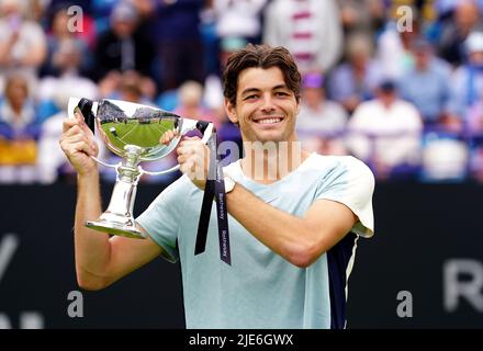 Der US-Amerikaner Taylor Fritz feiert die Trophäe, nachdem er am achten Tag des Rothesay International Eastbourne im Devonshire Park, Eastbourne, das Finale der Männer im Einzel gegen den US-Amerikaner Maxime Cressy gewonnen hat. Bilddatum: Samstag, 25. Juni 2022. Stockfoto