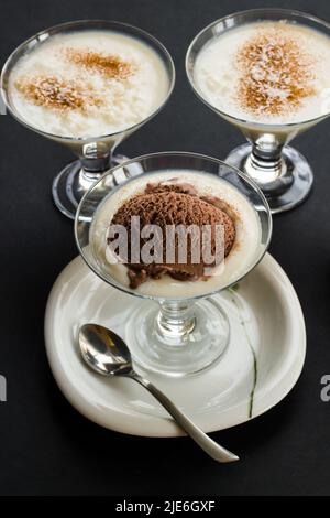 Traditionelles türkisches Dessert, Reispudding, serviert mit einem Löffel Schokoladeneis Stockfoto