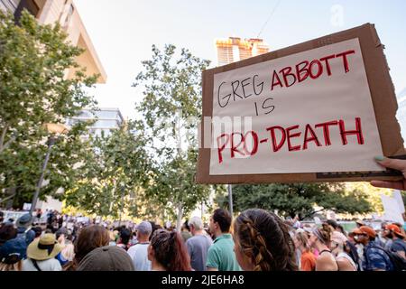 Demonstranten, die Abtreibungsrechte haben, protestieren am 24. Juni 2022 in Austin, Texas, gegen die Entscheidung des Obersten Gerichtshofs im Frauenklingerverfahren Dobbs gegen Jackson. Mit der Entscheidung des Gerichtshofs im Frauengesundheitssache Dobbs / Jackson wird der bahnbrechende 50-jährige Fall Roe / Wade umgestolbt, wodurch das Bundesrecht auf Abtreibung beseitigt wird. (Foto: Maggie Boyd/Sipa USA) Quelle: SIPA USA/Alamy Live News Stockfoto