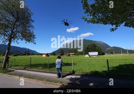 Garmisch Partenkirchen, Deutschland. 25.. Juni 2022. Ein Hubschrauber der Bundeswehr fliegt am blauen Himmel in der Nähe des Medienzentrums. Deutschland ist Gastgeber des Gipfeltreffens der wirtschaftlich starken Demokratien G7 (26.-28. Juni). Quelle: Karl-Josef Hildenbrand/dpa/Alamy Live News Stockfoto