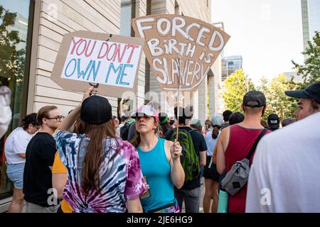 Demonstranten, die Abtreibungsrechte haben, protestieren am 24. Juni 2022 in Austin, Texas, gegen die Entscheidung des Obersten Gerichtshofs im Frauenklingerverfahren Dobbs gegen Jackson. Mit der Entscheidung des Gerichtshofs im Frauengesundheitssache Dobbs / Jackson wird der bahnbrechende 50-jährige Fall Roe / Wade umgestolbt, wodurch das Bundesrecht auf Abtreibung beseitigt wird. (Foto: Maggie Boyd/Sipa USA) Quelle: SIPA USA/Alamy Live News Stockfoto